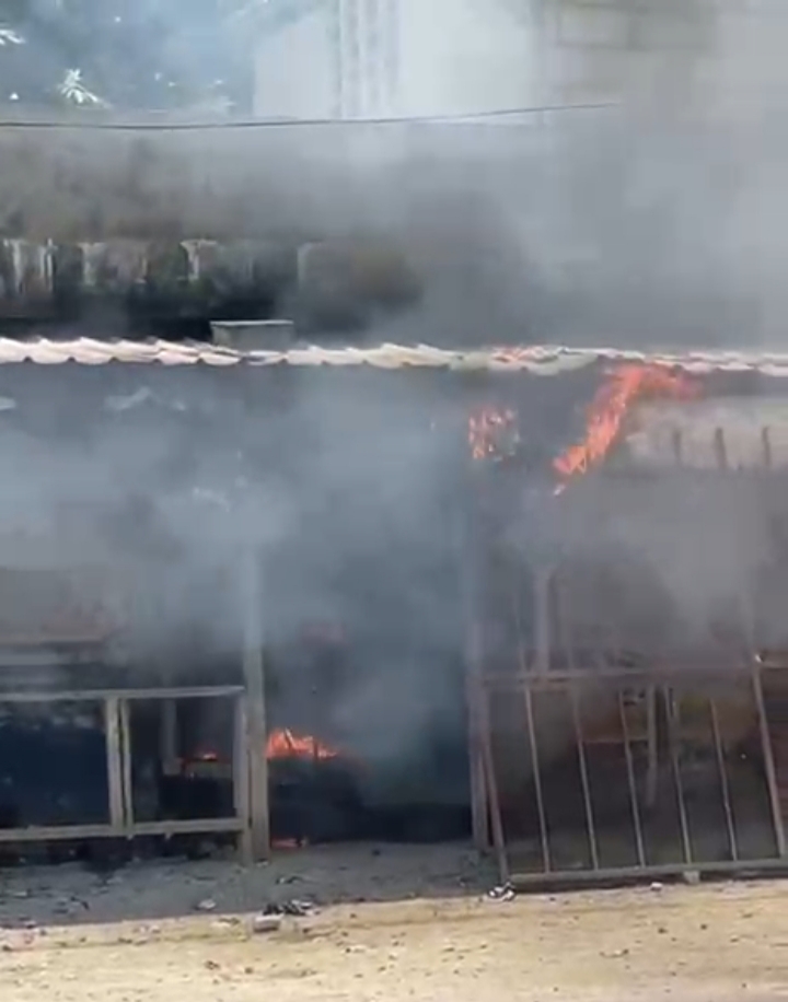 Au moins deux morts et des dizaines de maisons incendiées à Montrouis
