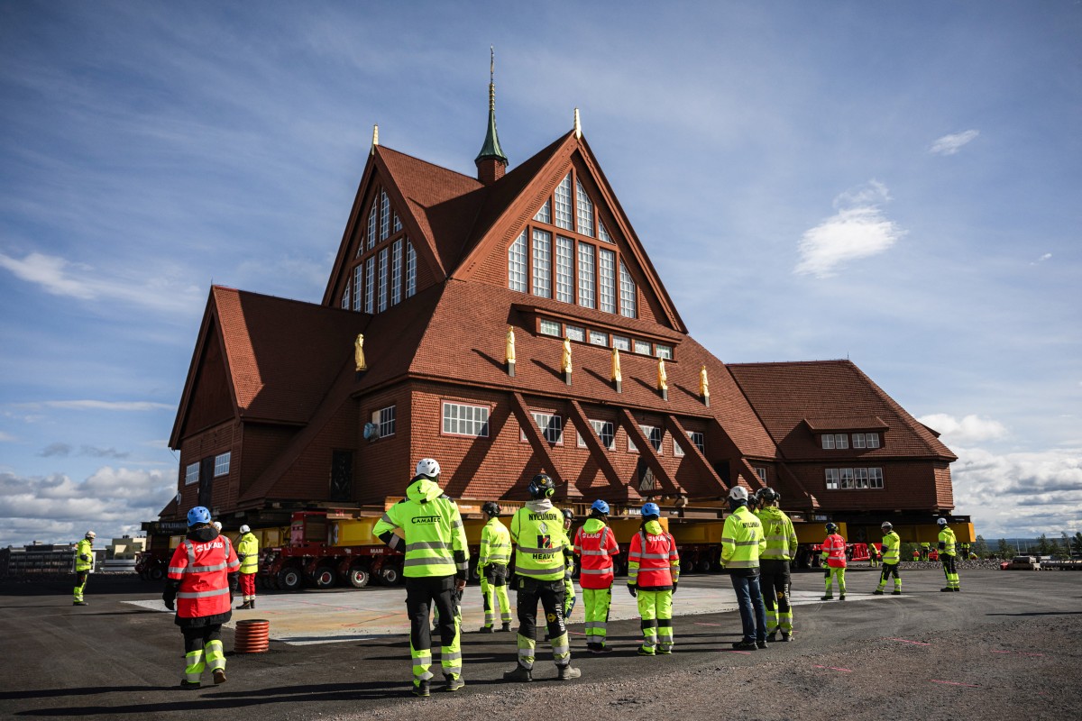 Suède: une église historique en bois rouge arrive à son nouvel emplacement