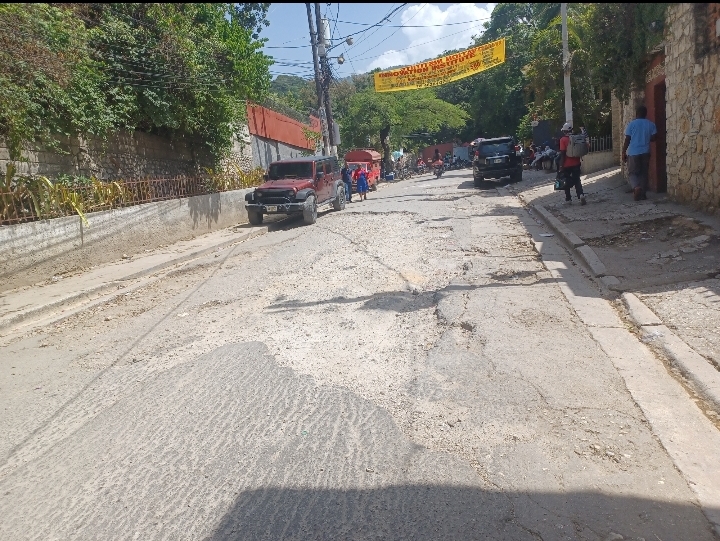 Routes délabrées et circulation automobile difficile à Port-au-Prince
