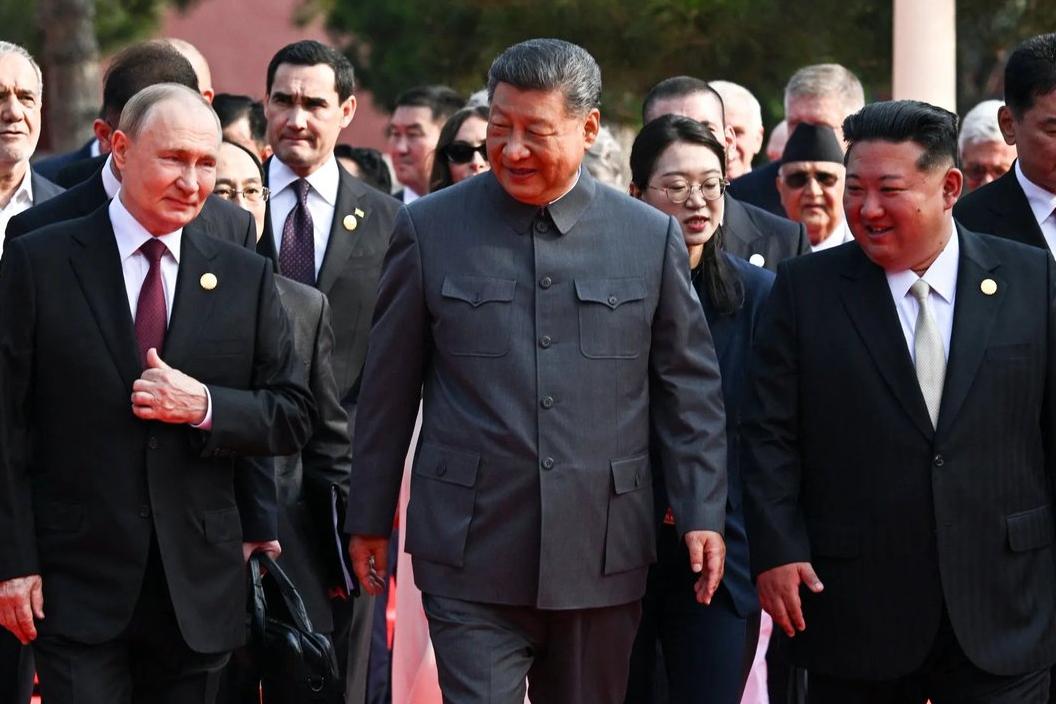 La Chine est "inarrêtable", dit le président Xi devant Poutine et Kim