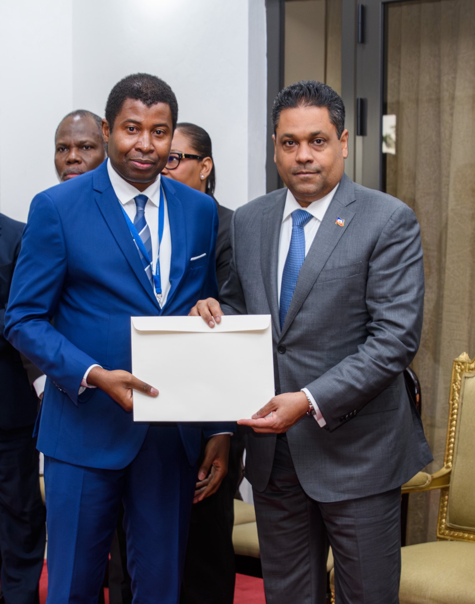 Remise d’ampliation aux membres du CNHRR