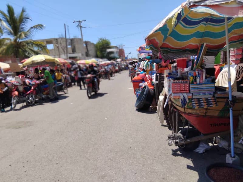 Jungle de couleurs et de bruits, les trottoirs aux Gonaïves