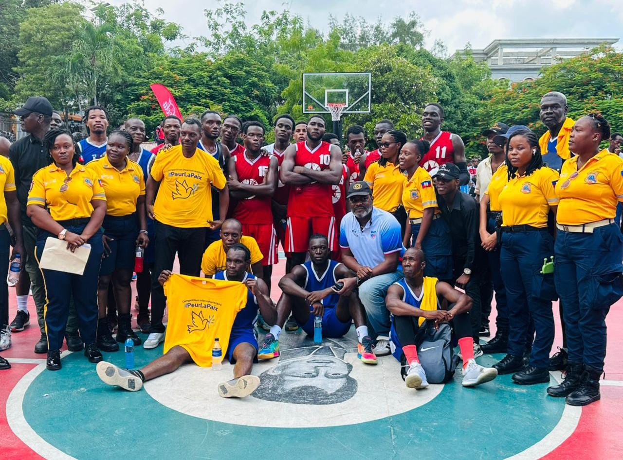 Tournoi pour la Paix : La PNH domine la sélection universitaire et remporte le match de gala