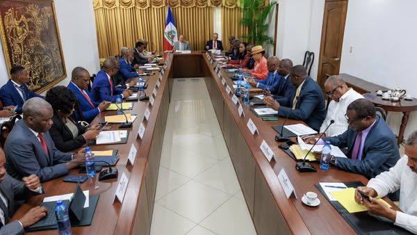 Conseil des ministres autour du budget rectificatif