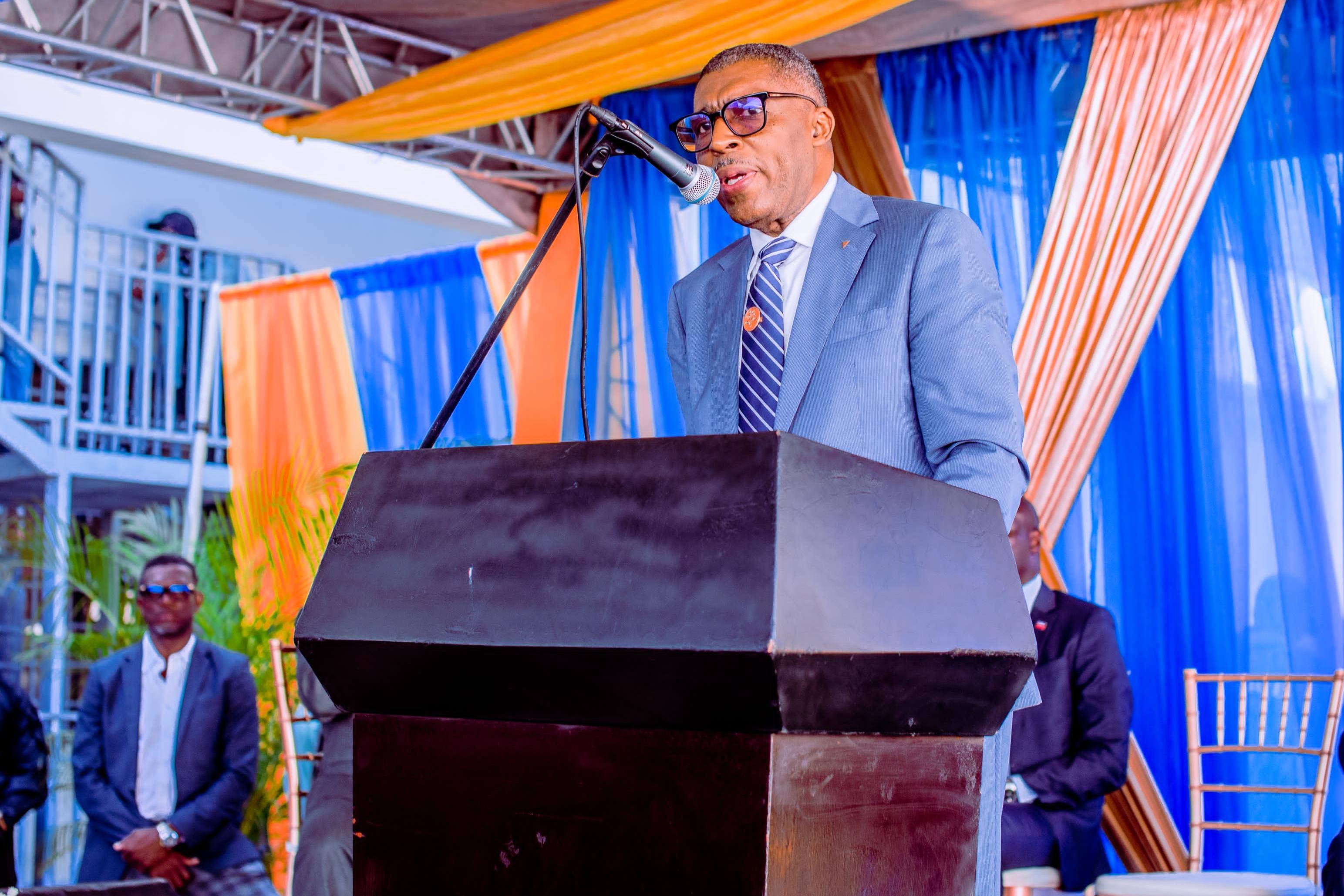 Douane : Gérald Remplais critique la direction sortante et promet une augmentation des recettes