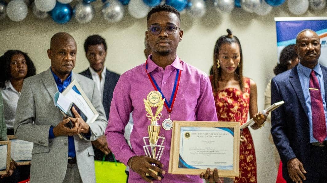 Dawens Chéry sacré lauréat du Concours national des jeunes écrivains émergents