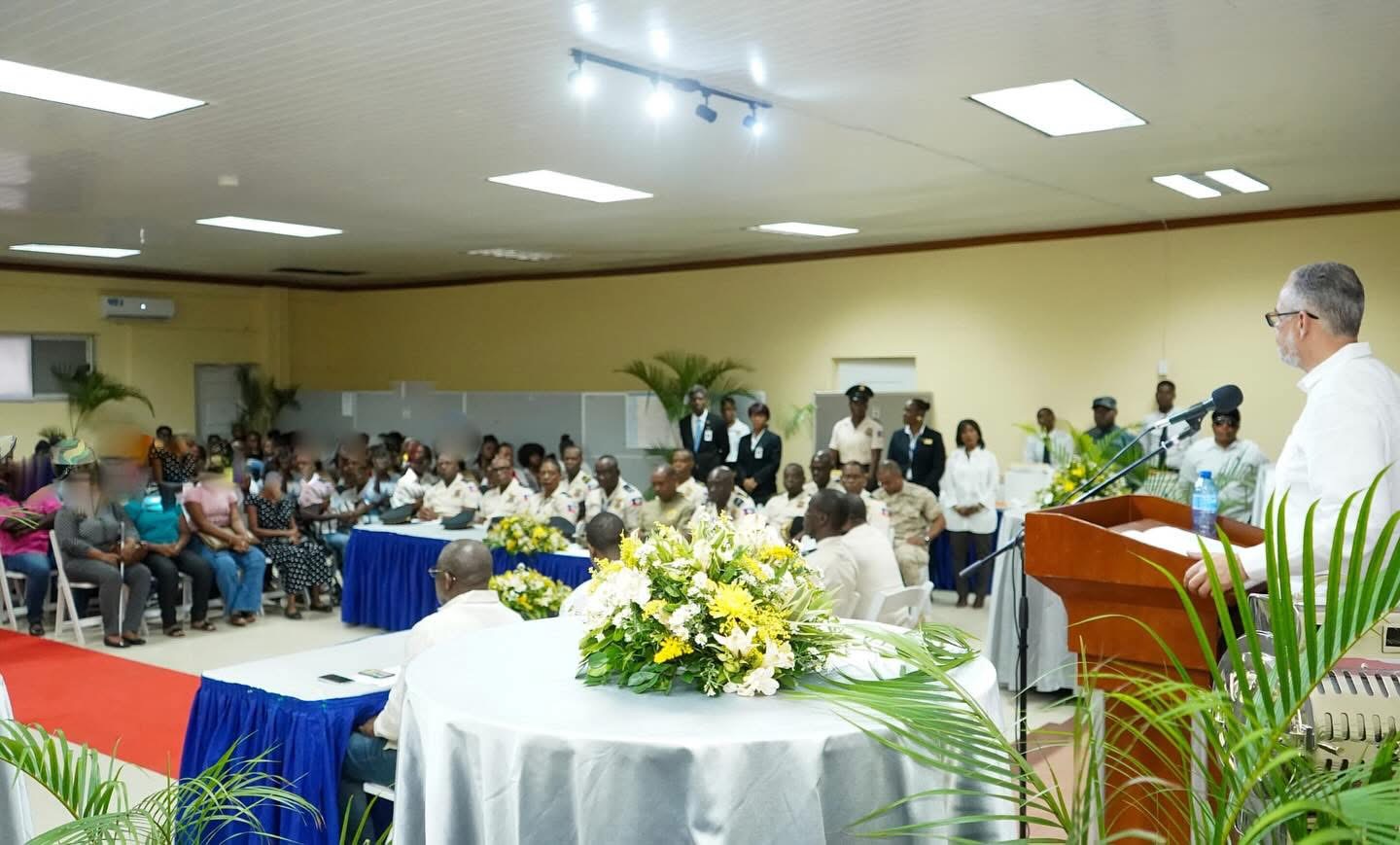 Le Premier ministre rend hommage aux policiers tombés et réaffirme le soutien de l’État à leurs familles
