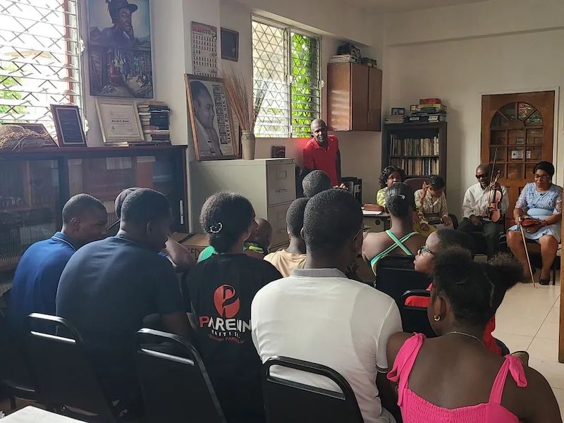 Quatre artistes non-voyants jouent pour le bonheur des enfants