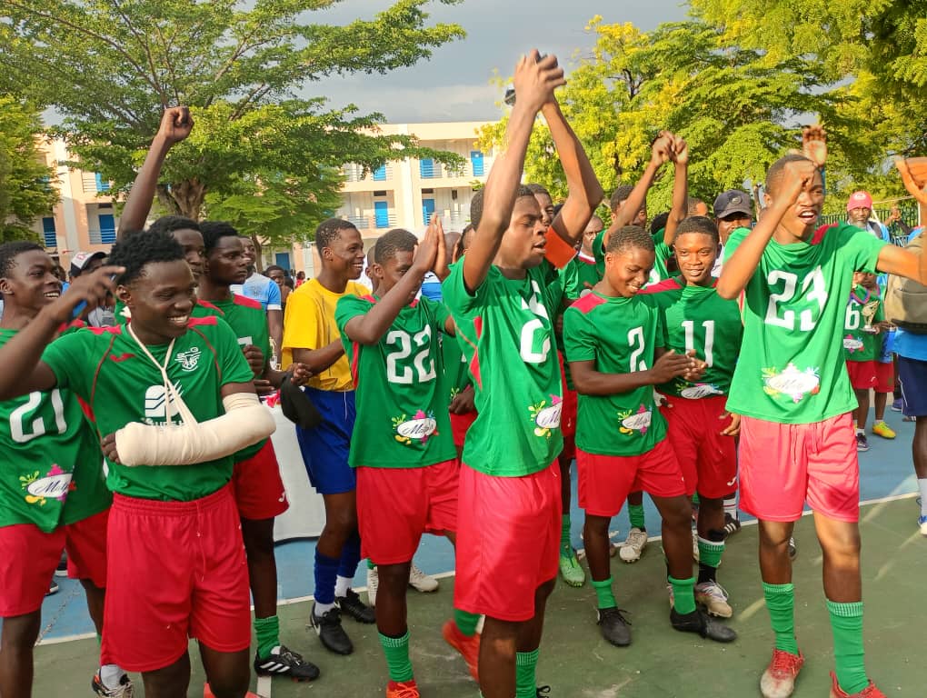 Woodney Charleston et Messi Charleston remportent leur premier trophée avec SLG Académie