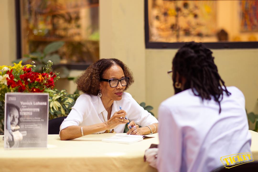 Yanick Lahens signe son roman « Passagères de nuit » à Pétion-Ville