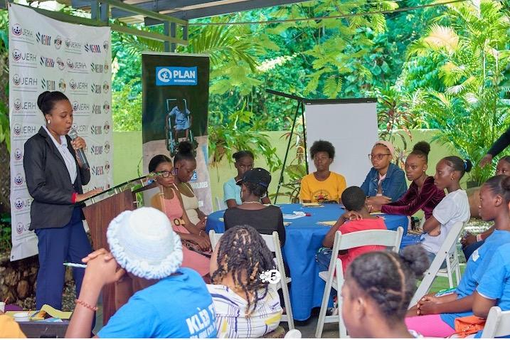 Un atelier où les voix des filles s’élèvent pour réclamer leur droit à l’enfance