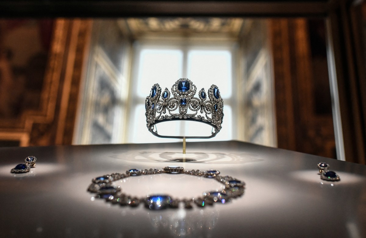 Huit bijoux "inestimables" dérobés au Louvre, quatre malfaiteurs recherchés