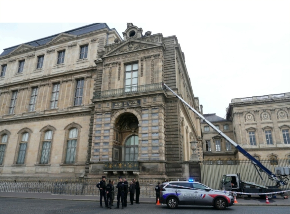 Vol au Louvre: la directrice du musée reconnaît des failles, propose de nouvelles mesures