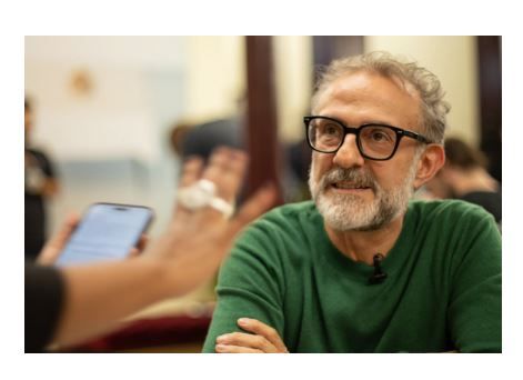 Pour le chef Massimo Bottura, lutter contre le gaspillage alimentaire, c'est « créer de la beauté par le respect »