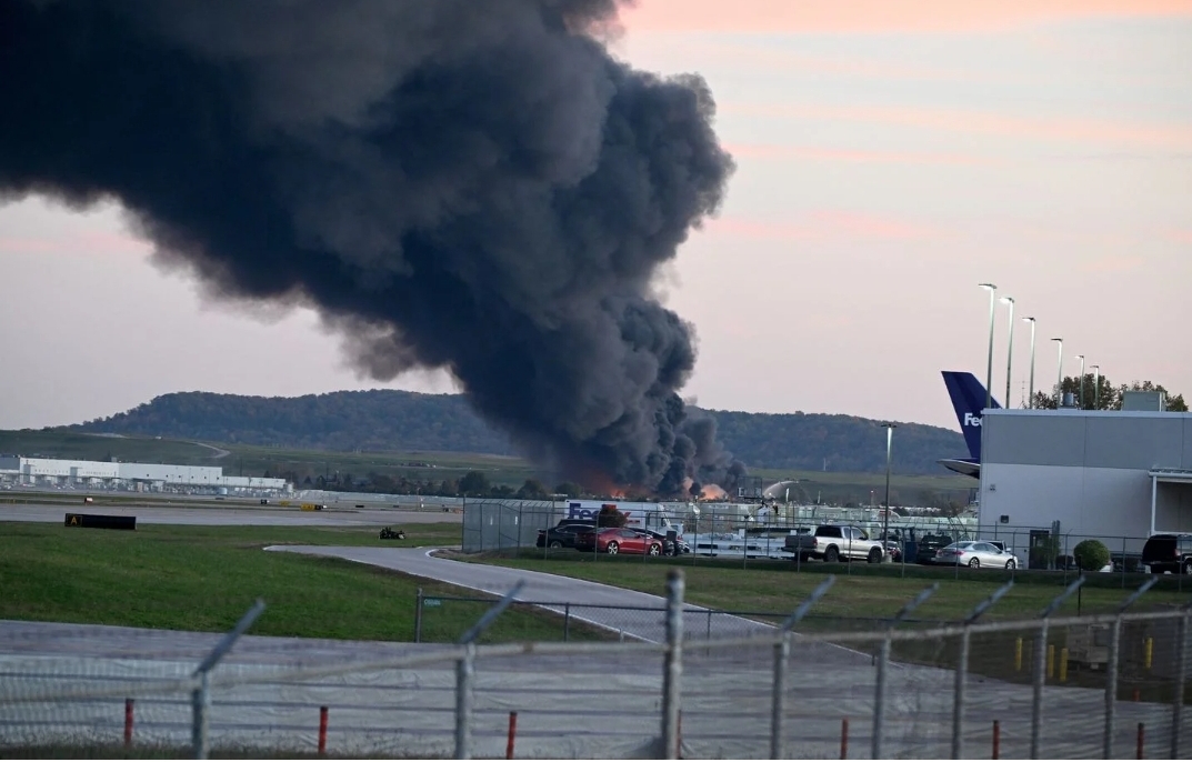 Un avion-cargo s'écrase aux Etats-Unis, au moins trois morts et 11 blessés