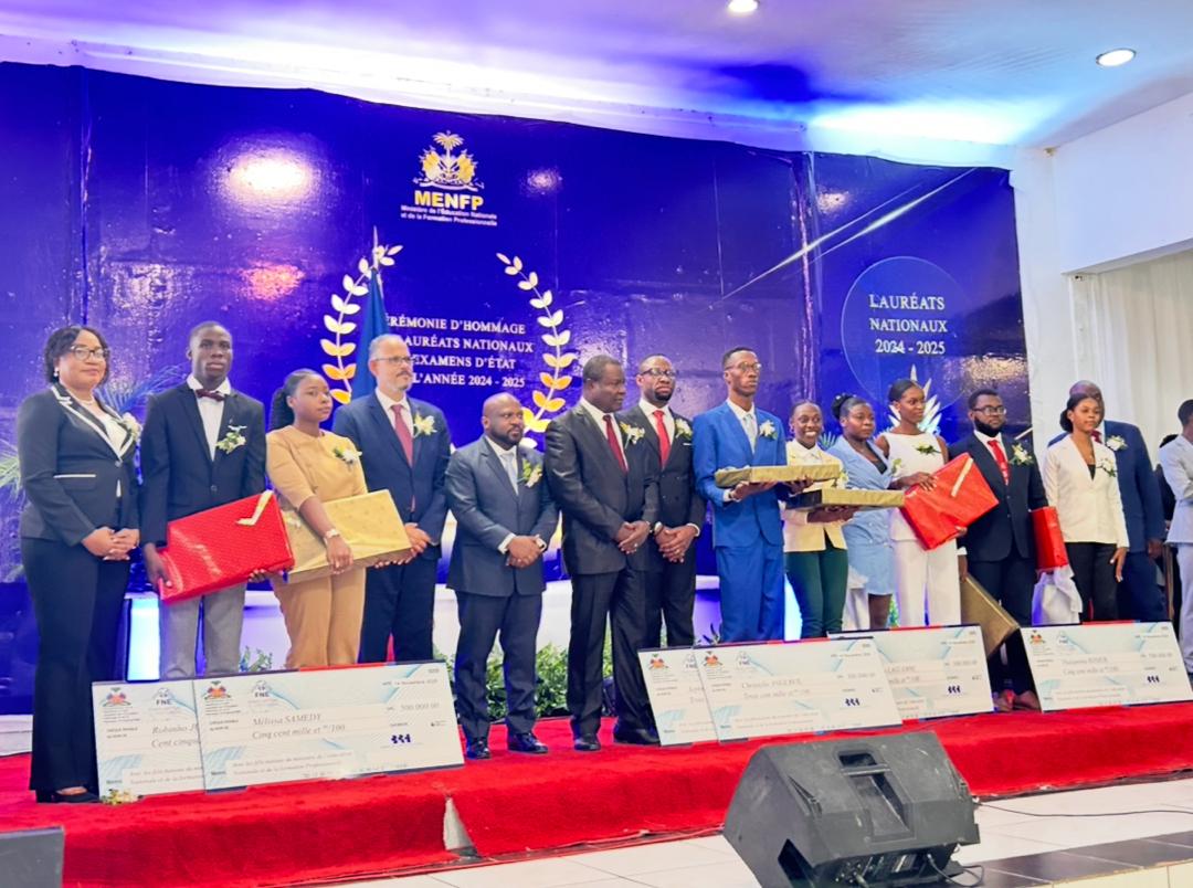 Hommage aux lauréats nationaux des examens d’Etat