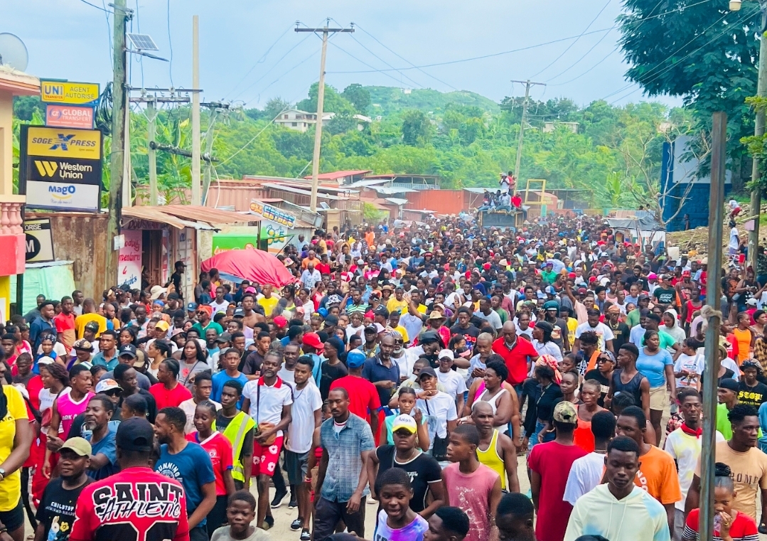 Miragoâne : Des milliers de personnes dans les rues pour défendre le commissaire Jean Ernest Muscadin