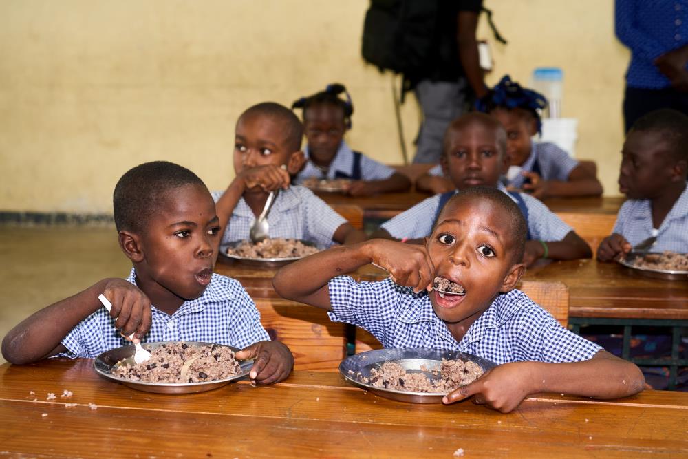 Le MENFP et la BID renforcent le programme de cantine scolaire dans les écoles en Haïti