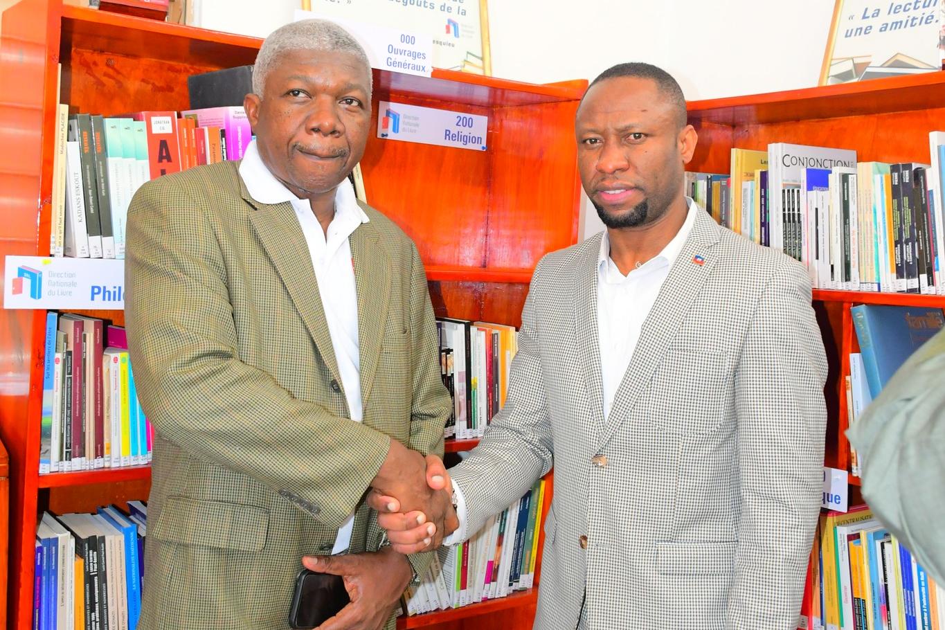 Le FNE remet 230 ouvrages à la Médiathèque Jacques Stephen Alexis