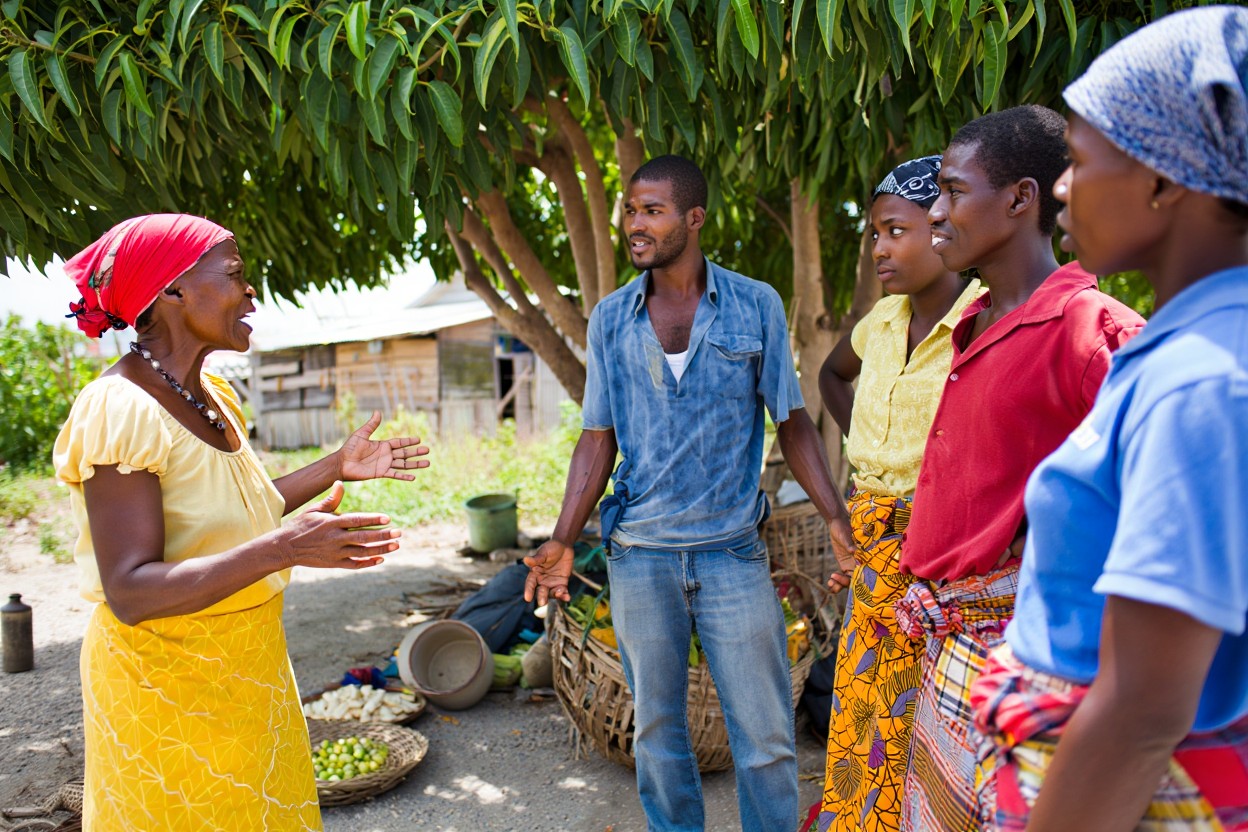 Penser une stratégie de communication à partir du couple lodyans-teledyòl ou faire de la communication pour vraiment changer les choses