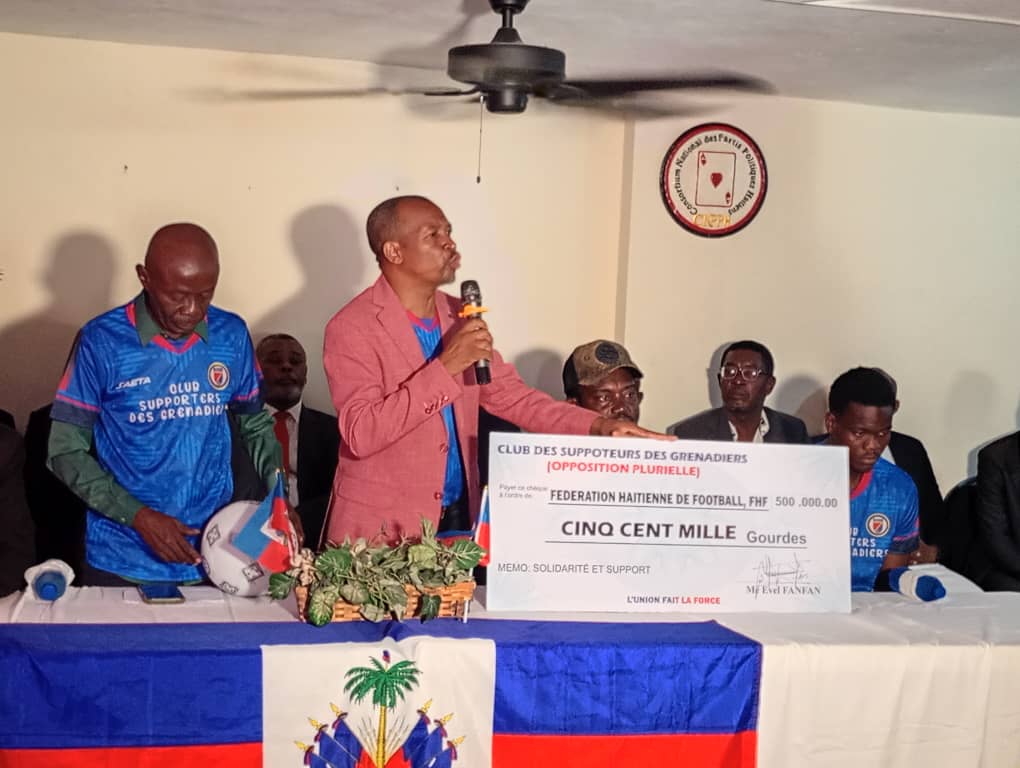 Le club des supporters des Grenadiers a remis un chèque de 500 000 gourdes à la FHF