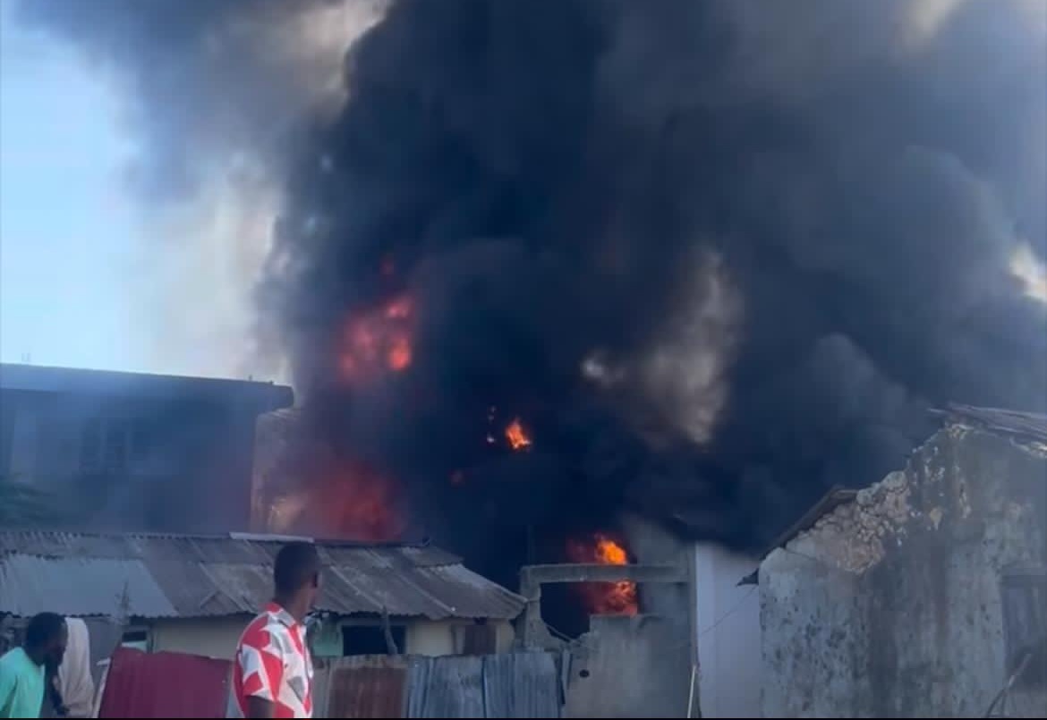 Fort-Liberté : maisons détruites, plus de 15 blessés dans un incendie causé par le stockage clandestin de carburant