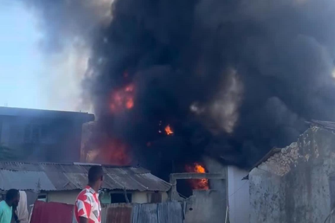 Fort-Liberté : Plusieurs maisons détruites, et plus de 15 blessés dans un incendie causé par le stockage clandestin de carburant