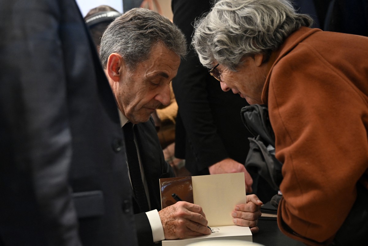 Sarkozy sort son "Journal d'un prisonnier" et le dédicace à Paris