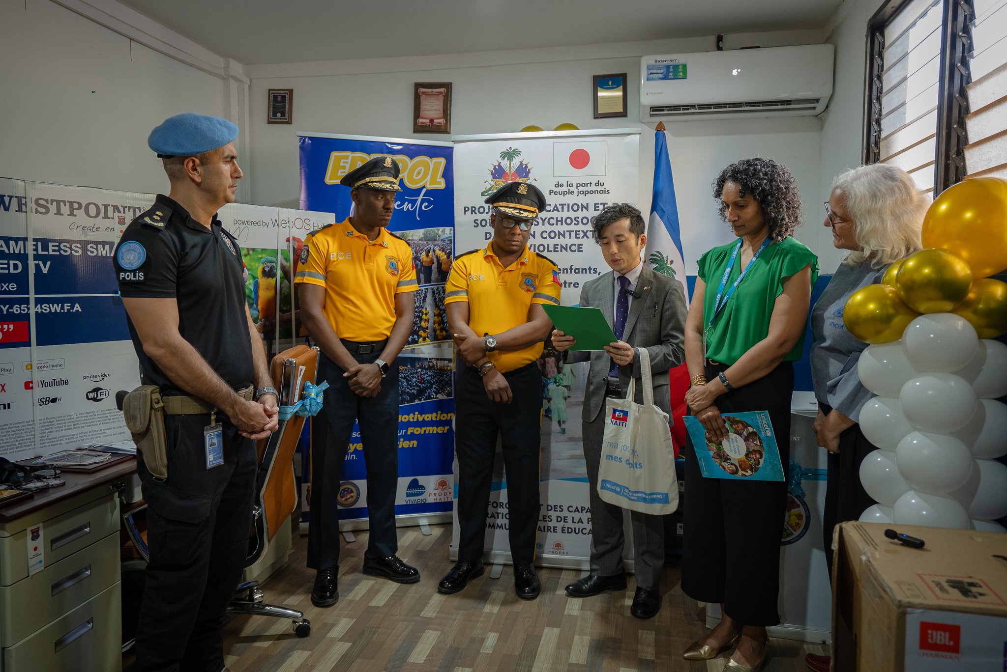 Don de matériel à la police communautaire