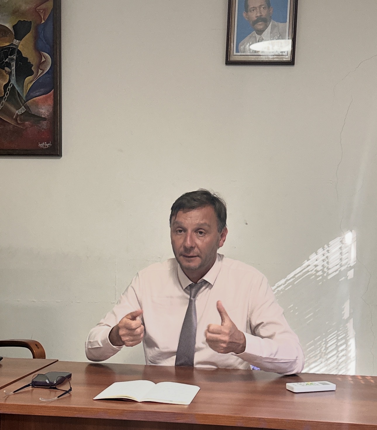 La France forme policiers et soldats haïtiens et peut vendre des armes à Haïti, selon l’ambassadeur Antoine Michon