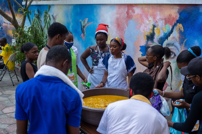 Carrefour ravive l’esprit de 1804 autour du Konbit de la soupe joumou