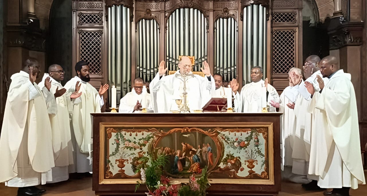 Messe à Paris en mémoire des victimes du 12 janvier