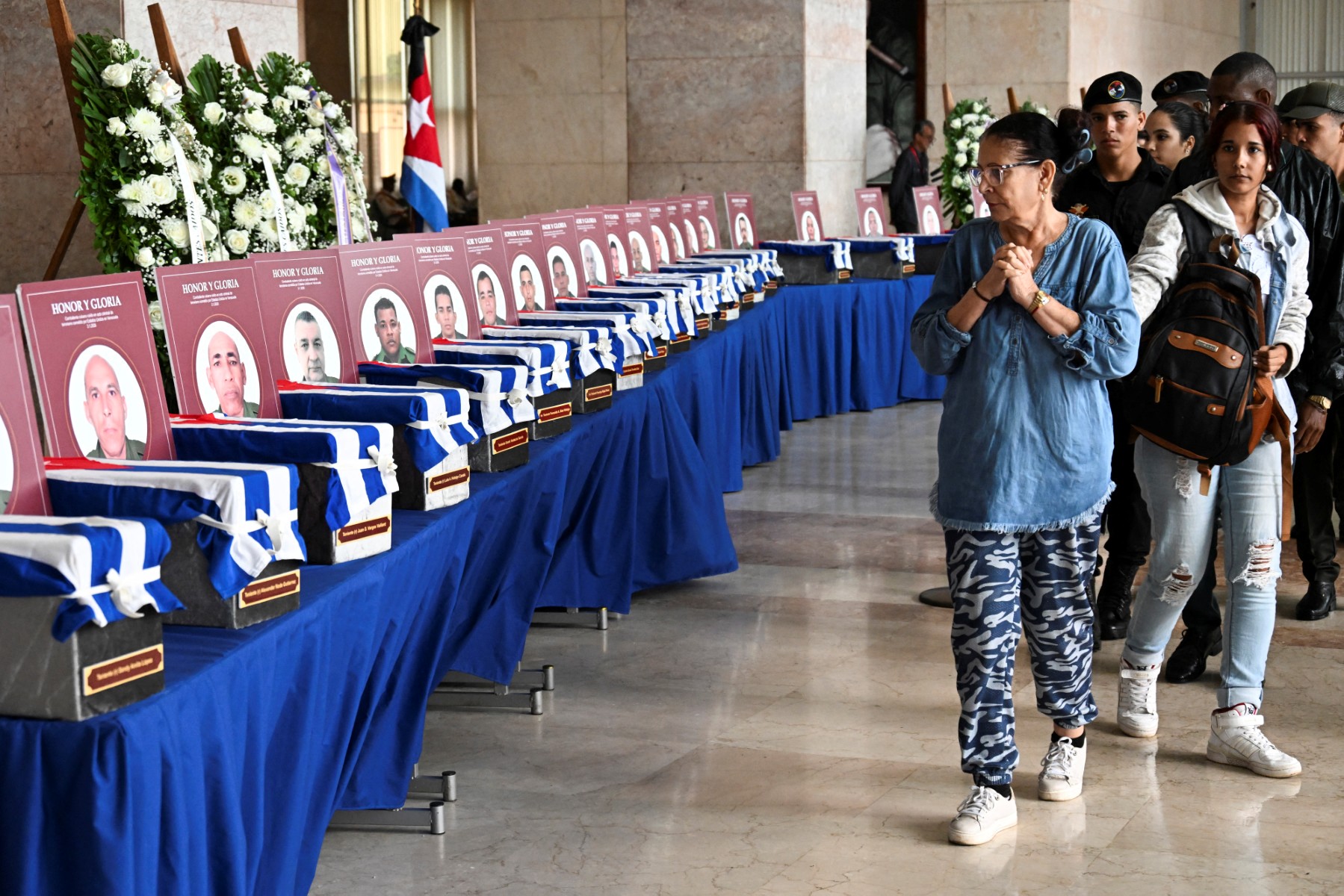Entre peine et patriotisme, les Cubains rendent hommage aux 32 militaires morts au Venezuela