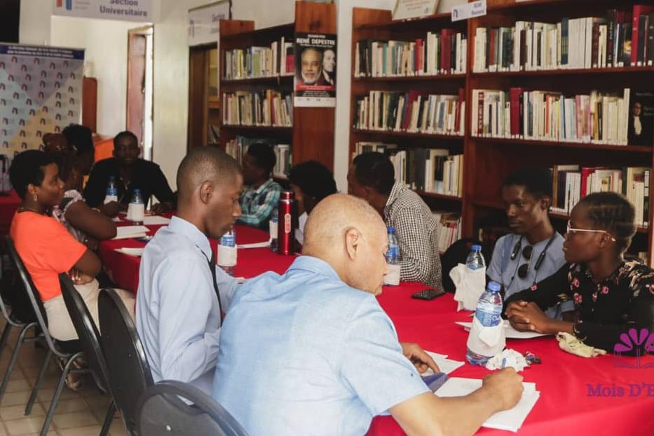Atelier Mois d'Encre : une douzaine de participants écrivent pour « endiguer le silence »