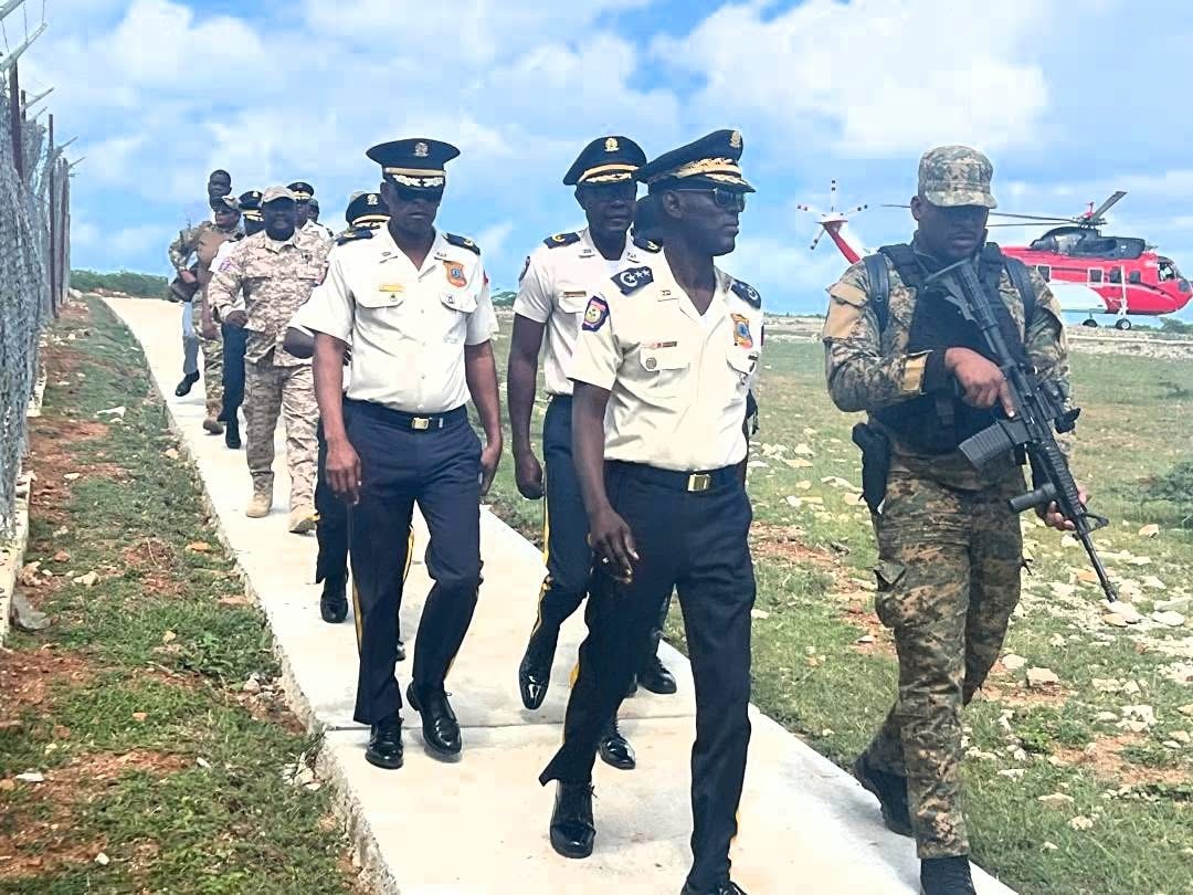 Vladimir Paraison visite le centre de formation des unités spécialisées de la PNH à Morne-Casse