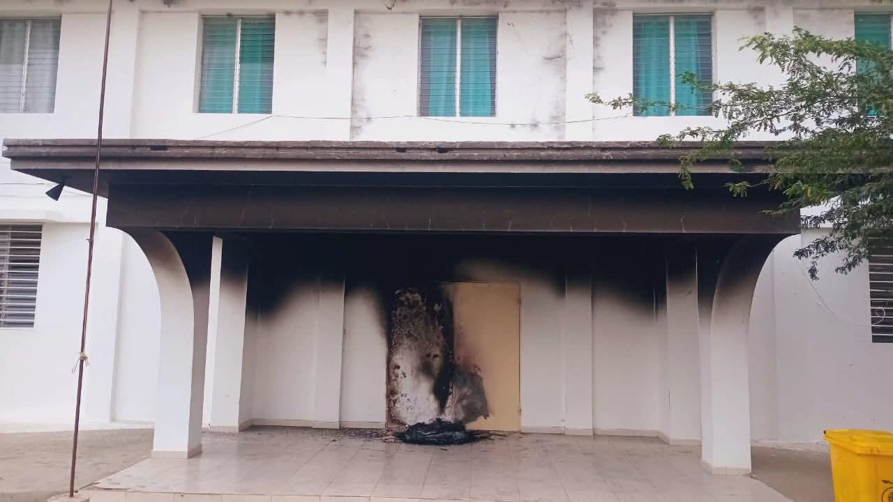 Fort-Liberté : des barricades de pneus enflammés érigées devant la Direction départementale du MSPP