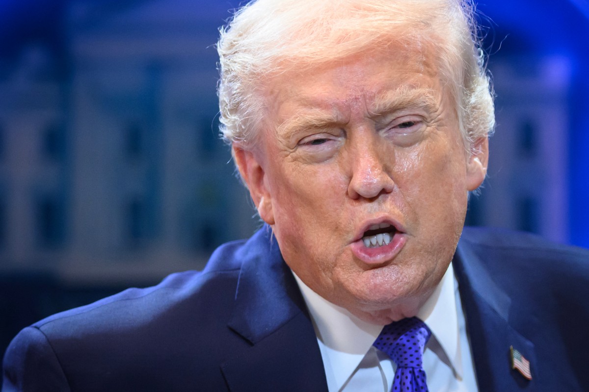 Droits de douane: furieux, Trump contre-attaque et impose une nouvelle taxe mondiale