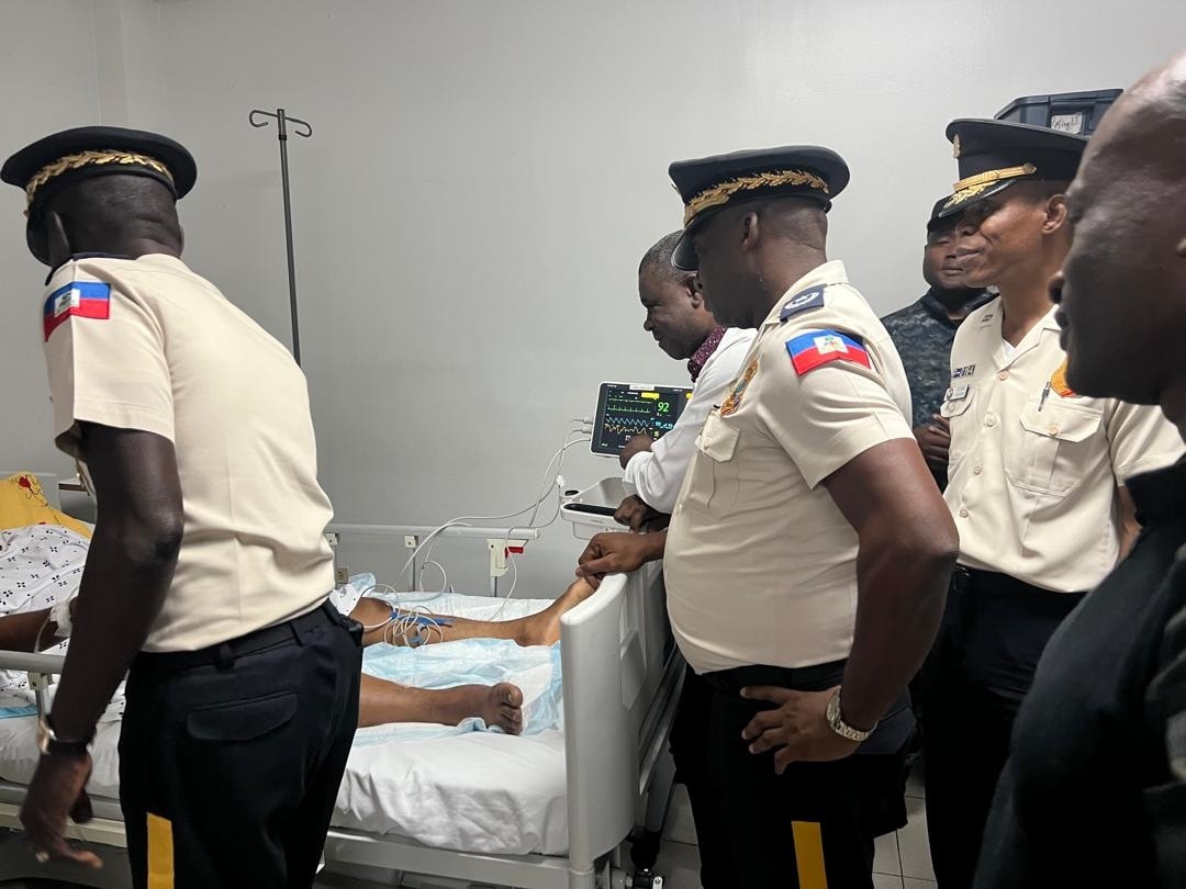 Le directeur général de la PNH visite les policiers blessés dans l’opération à Delmas