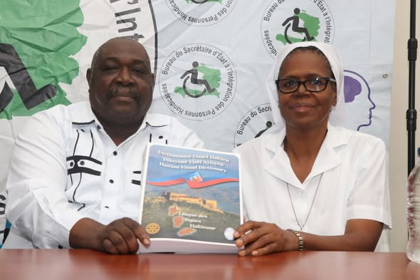 Un dictionnaire de la langue des signes haïtienne remis au BSEIPH