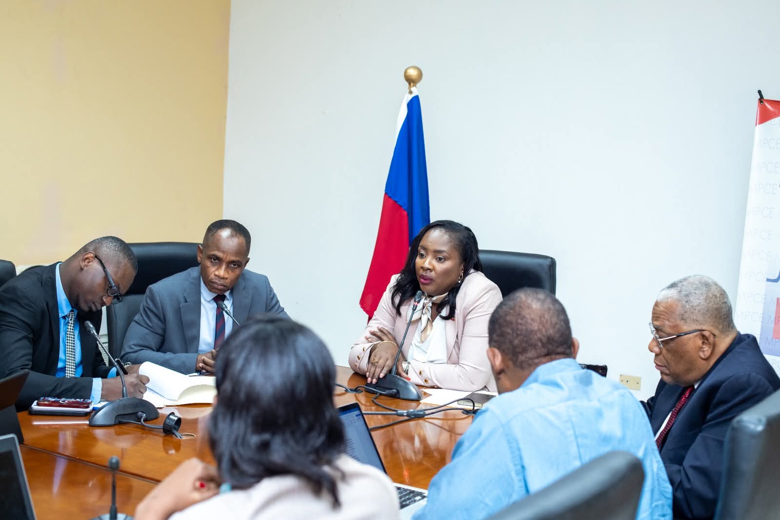 Sandra Paulemon amorce le dialogue avec les cadres du MPCE