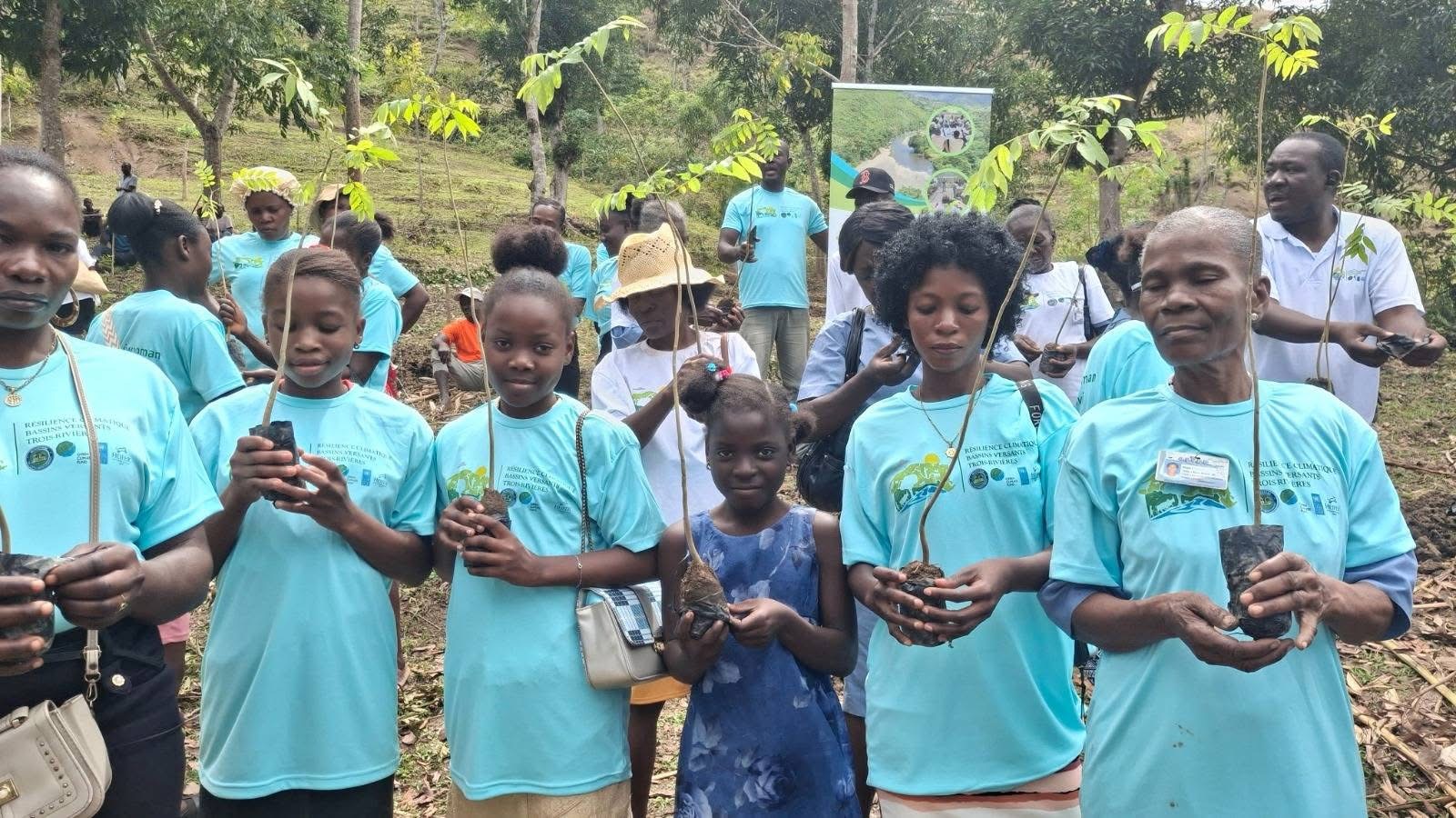 Des femmes mobilisées pour restaurer la mini-forêt de Baudin à Pilate