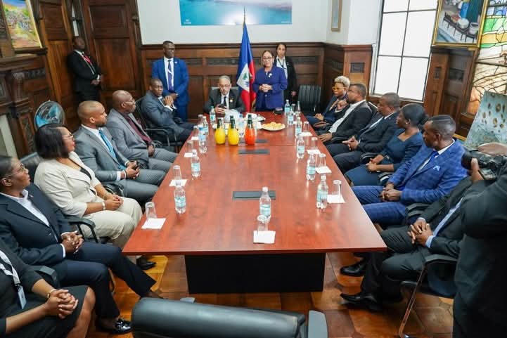 Alix Didier Fils-Aimé rencontre le personnel de l’Ambassade du Chili