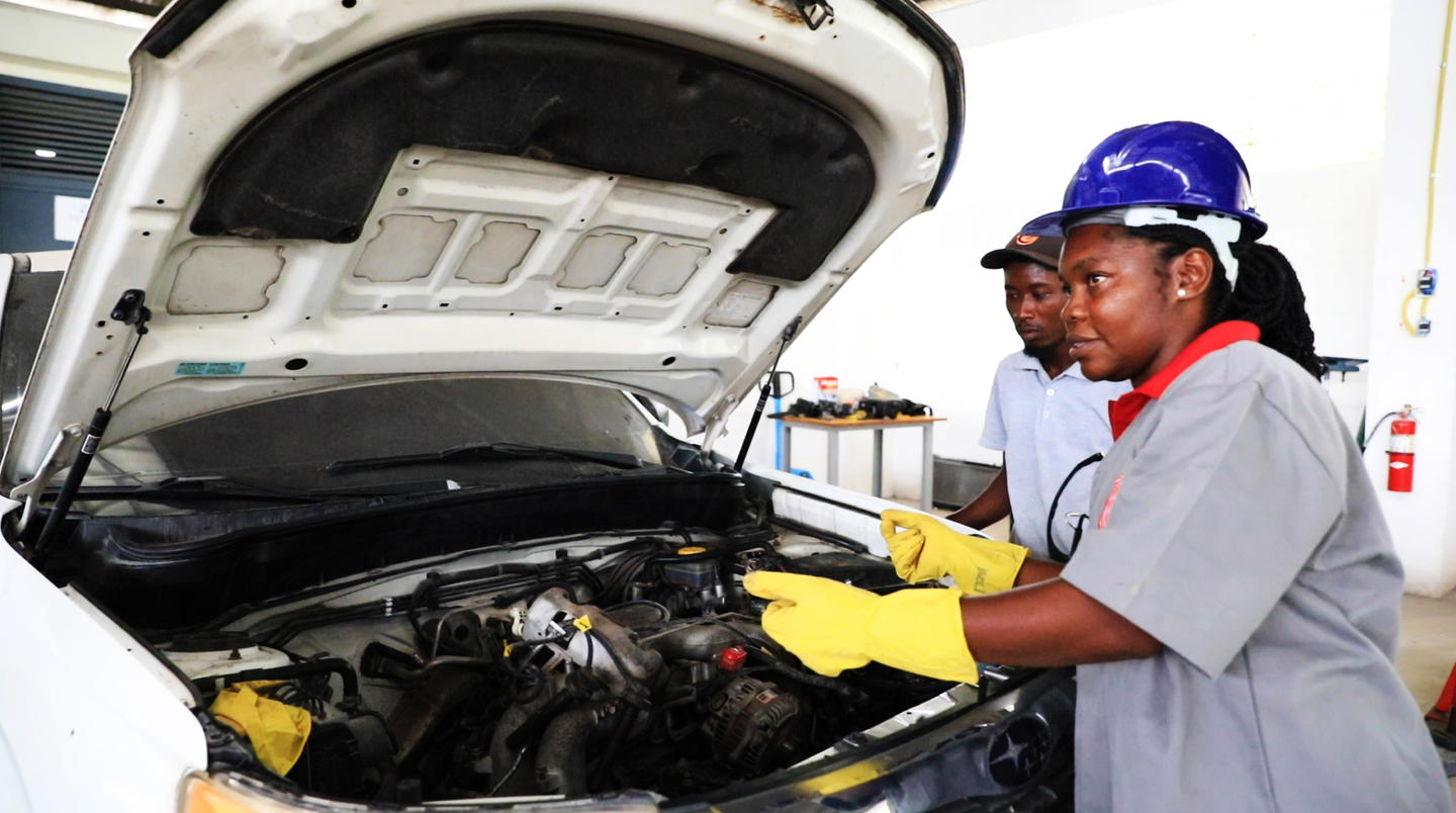 Briser les stéréotypes, former l’avenir : les filles et les métiers techniques en Haïti