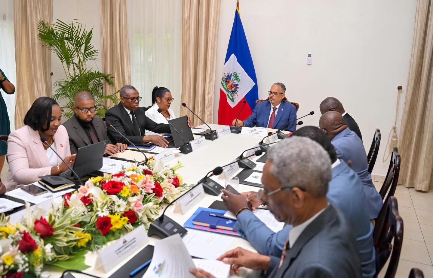 Le Premier ministre préside un Conseil des ministres au Palais national