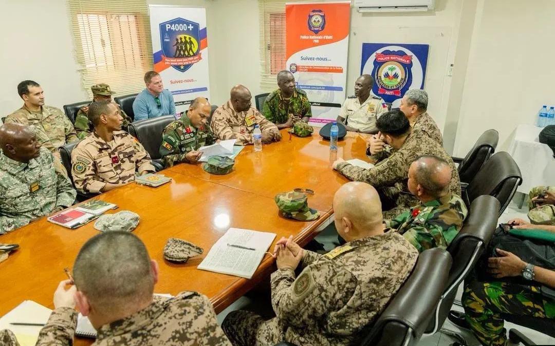 Réunion entre le directeur général de la PNH et le commandant de la FRG                                                                              