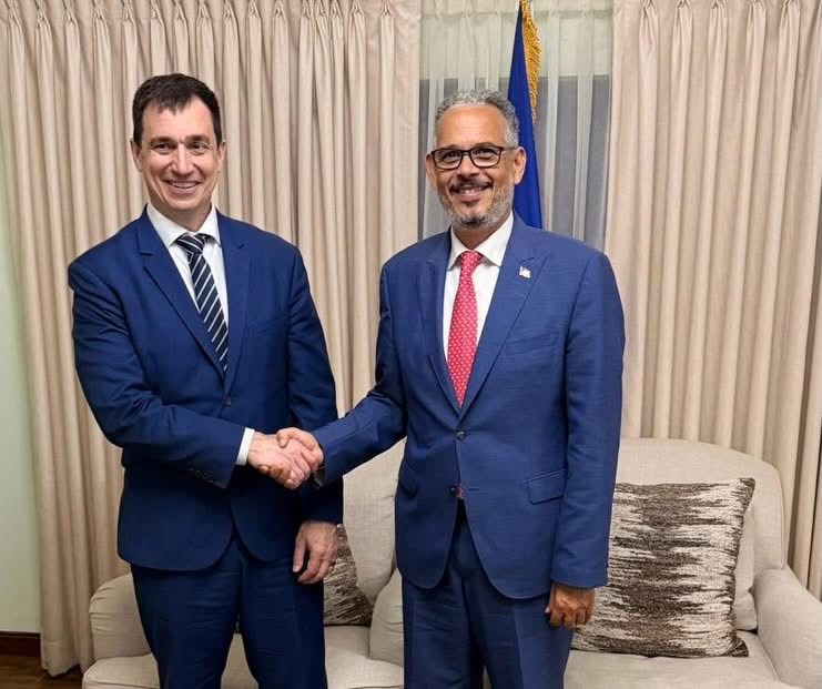 Fils-Aimé discute avec le secrétaire général adjoint à la Sûreté et à la Sécurité des Nations Unies