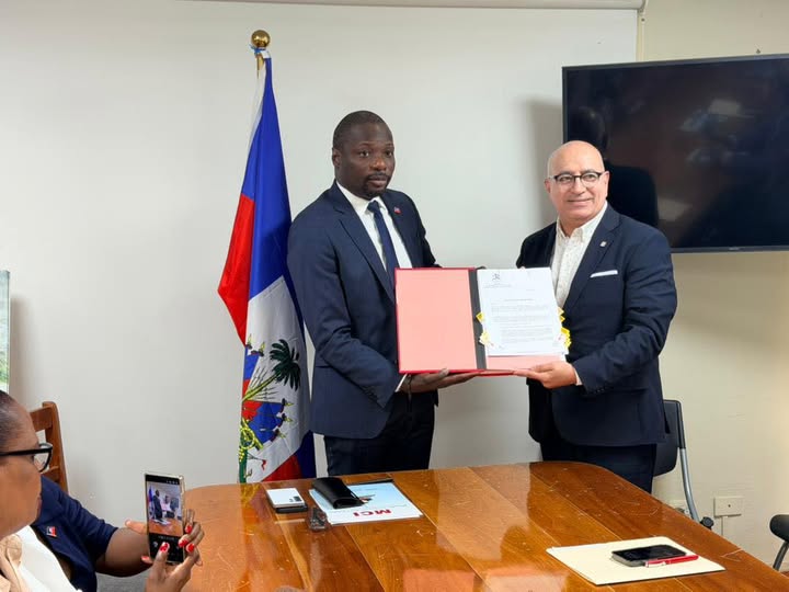 Signature de la convention du projet ALPLA HAITI S.A. destiné à la création d’emplois
