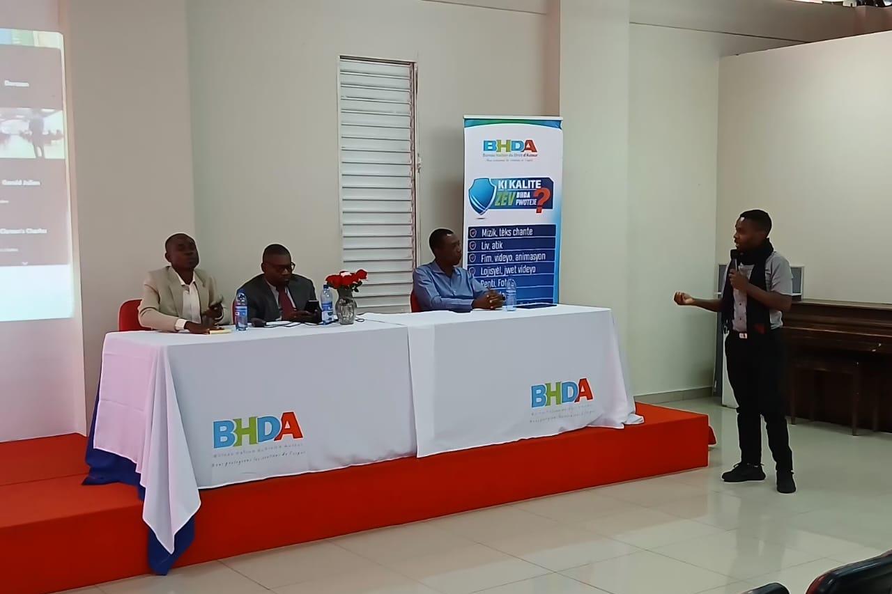 Conférence à l’Université Quisqueya sur la musique en ligne et les droits d’auteur