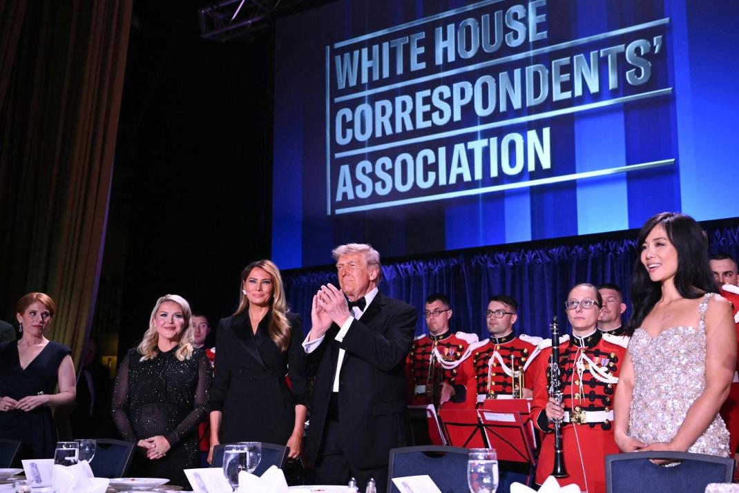 Trump évacué après des tirs au dîner des correspondants de la Maison Blanche