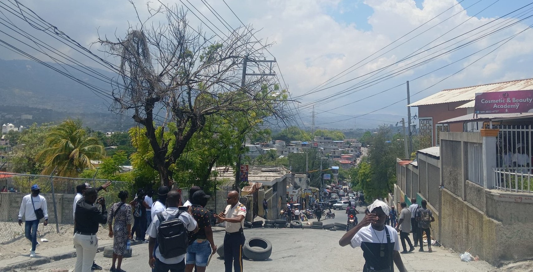 Delmas : des agents de la PNH protestent contre la détention de quatre de leurs collègues